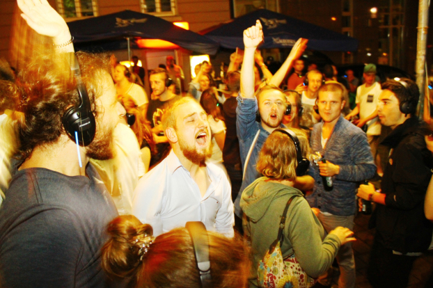 Silent Disco, Kopfhörerparty, Silent Party, kopfhörer party, silent events, neon lights, Silent Disco Open Air, Silent Disco mieten, Silent Disco Kopfhörer kaufen, Silent Disco Kopfhörer