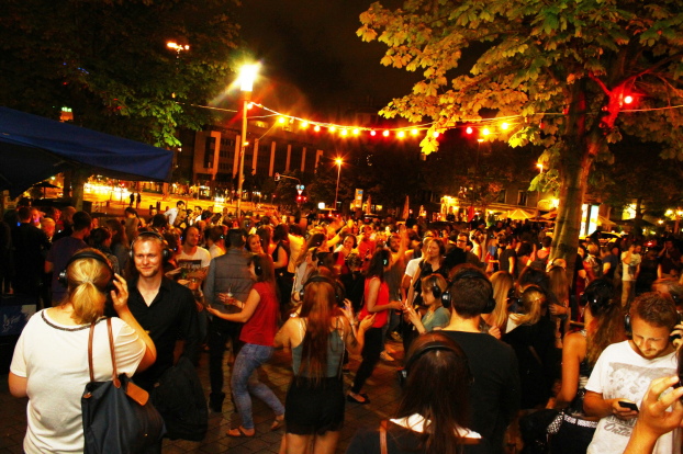 Silent Disco, Kopfhörerparty, Silent Party, kopfhörer party, silent events, neon lights, Silent Disco Open Air, Silent Disco mieten, Silent Disco Kopfhörer kaufen, Silent Disco Kopfhörer