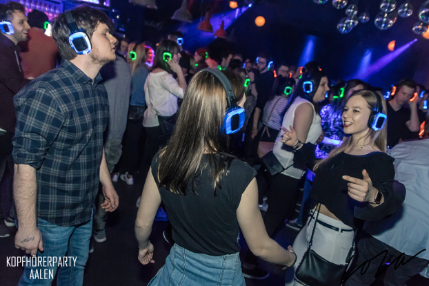 Kopfhörerparty Aalen, Silent Disco Aalen, Kopfhörerparty, Silent Party, kopfhörer party, silent events, Silent Disco, neon lights
