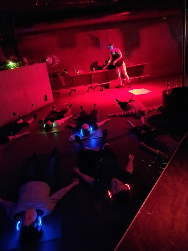 Silent Disco Yoga, Silent Yoga, Yoga, Namaste, Kopfhörer Yoga, Glow in the dark Yoga, Silent Sunset Yoga, YogawithRicarda, Johanna Fellner