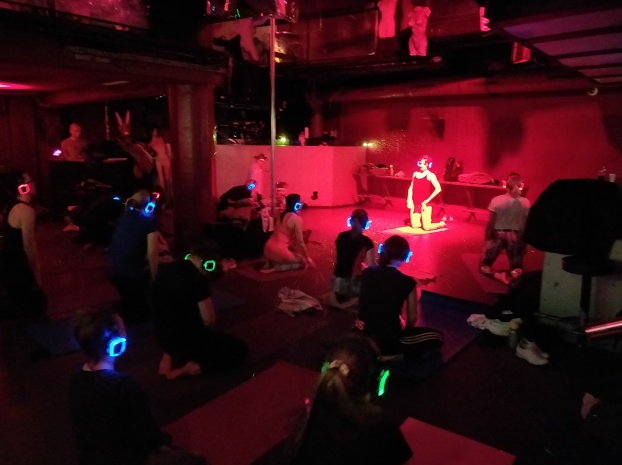 Silent Disco Yoga, Silent Yoga, Yoga, Namaste, Kopfhörer Yoga, Glow in the dark Yoga, Silent Sunset Yoga, YogawithRicarda, Johanna Fellner