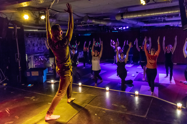 Silent Disco Yoga, Silent Yoga, Yoga, Namaste, Kopfhörer Yoga, Glow in the dark Yoga, Silent Sunset Yoga, YogawithRicarda, Johanna Fellner
