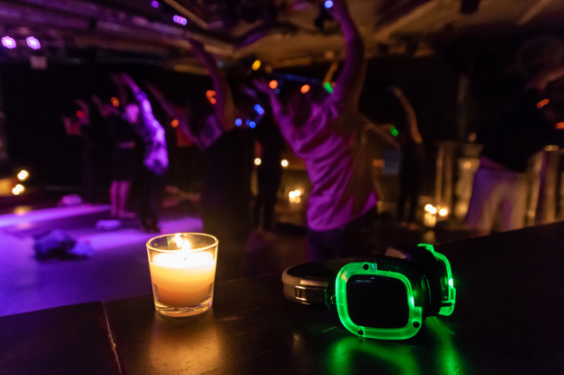 Silent Disco Yoga, Silent Yoga, Yoga, Namaste, Kopfhörer Yoga, Glow in the dark Yoga, Silent Sunset Yoga, YogawithRicarda, Johanna Fellner