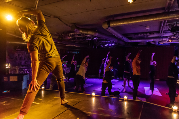 Silent Disco Yoga, Silent Yoga, Yoga, Namaste, Kopfhörer Yoga, Glow in the dark Yoga, Silent Sunset Yoga, YogawithRicarda, Johanna Fellner