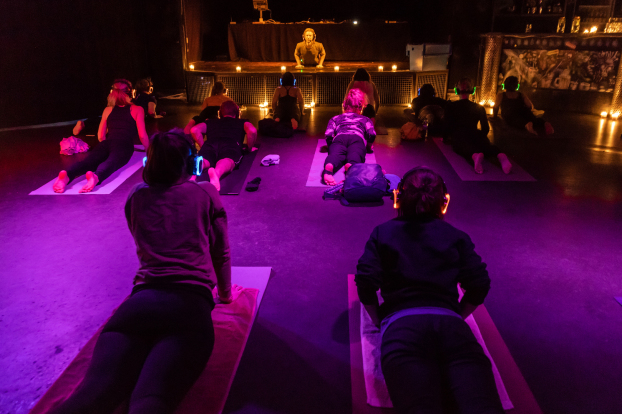Silent Disco Yoga, Silent Yoga, Yoga, Namaste, Kopfhörer Yoga, Glow in the dark Yoga, Silent Sunset Yoga, YogawithRicarda, Johanna Fellner